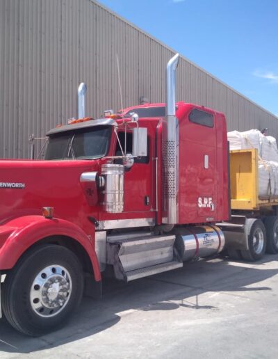 Camión Kenworth rojo