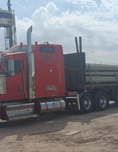 Tractocamión rojo con carga