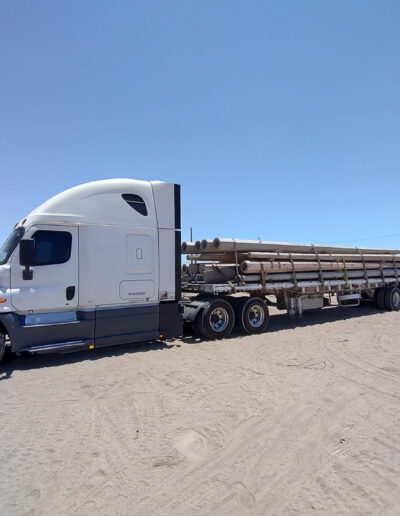 Tractocamión blanco con plataforma